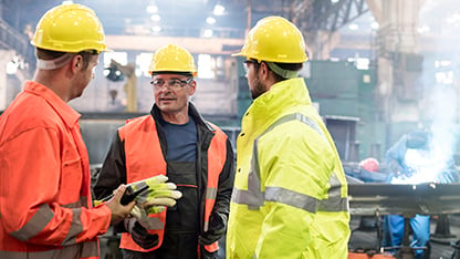 lavoratori con indumenti protettivi sul lavoro